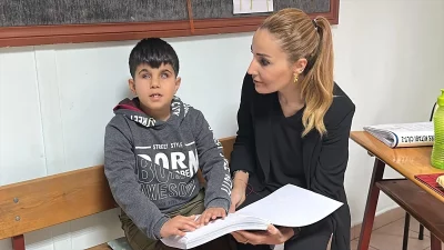 Hatay’ın Dörtyol ilçesinde, 6 Şubat depremlerinden etkilenen öğrencilere kıyafet ve