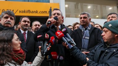 CHP Genel Başkanı Özgür Özel, Elazığ’da partililerle buluştu. İl Başkanlığında