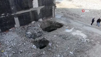 Hatay'da enkazı kaldırılan ağır hasarlı binanın temelinde obruk oluştu. Vatandaşların