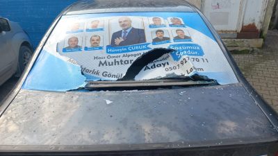 Hatay'ın Antakya ilçesinde mahalle muhtarlığına adaylığını koyan bir vatandaşın aracına