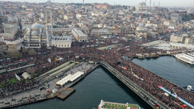 Yeni yılın ilk gününde Galata Köprüsü'nde 250 bin kişinin katılımıyla