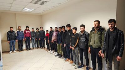 Hatay’ın İskenderun ilçesinde yurda yasa dışı yollarla girdikleri belirlenen 16