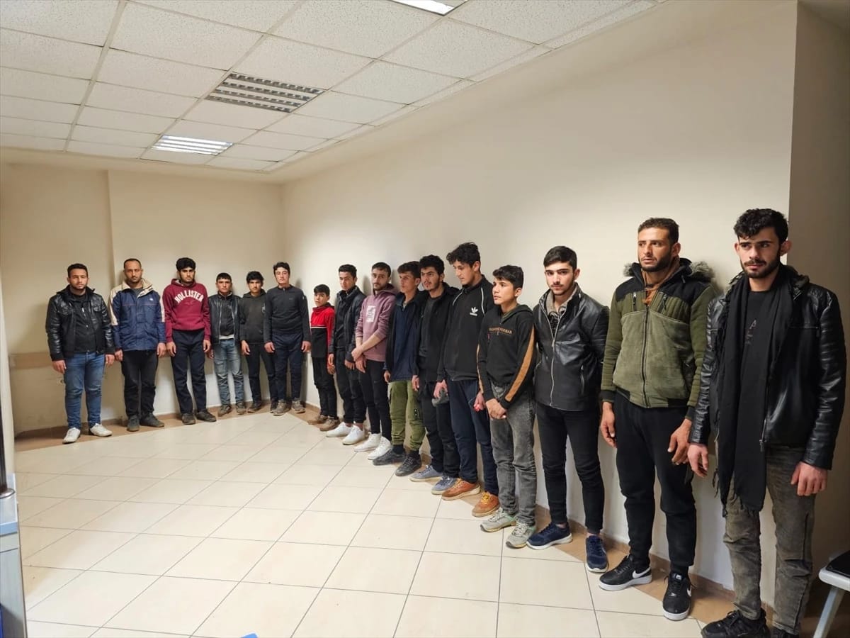 İskenderun’da 16 düzensiz göçmen yakalandı