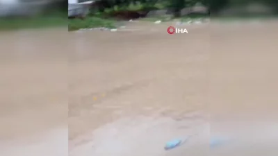 Hatay’da etkili olan yağışlı hava, su baskınlarına ve mezarlık duvarının