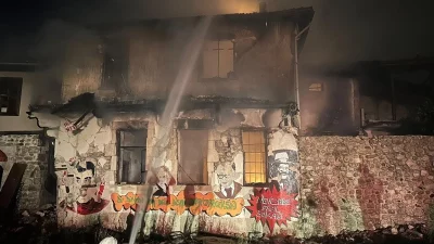 Hatay’ın merkez Antakya ilçesinde depremlerde hasar gören kafede çıkan yangın