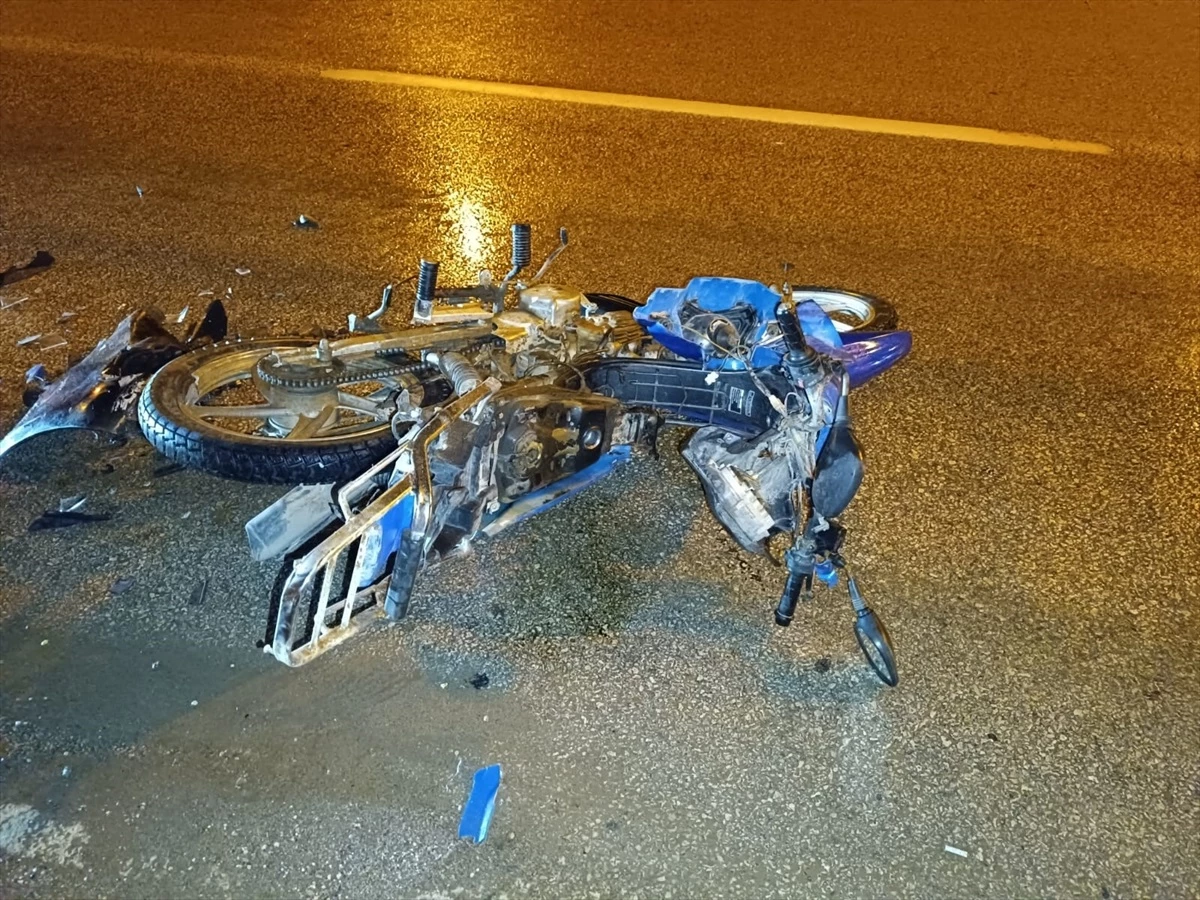 Otomobille çarpışan motosiklet sürücüsü hayatını kaybetti