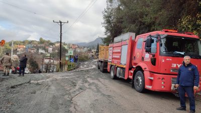 Hatay genelinde yaşanan sağanak yağışların yol açtığı su baskını, göllenmelerle