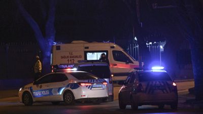 İçişleri Bakanı Ali Yerlikaya, Bakanlıklar’daki Vekaletler Caddesi’nde “devriye görevi yapan