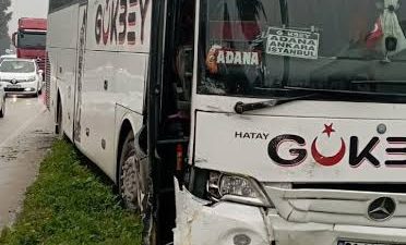 Hatay'ın Antakya ilçesinde yolcu otobüsüyle, otomobilin çarpışma anı araç kamerasına
