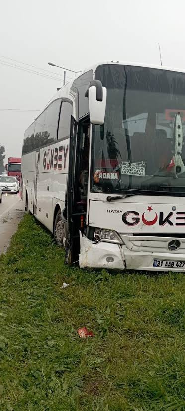 Hatay’da otobüs ile otomobil çarpıştı