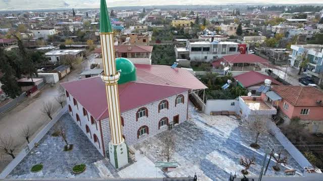 Depremde yıkılan camii yeniden inşa edildi