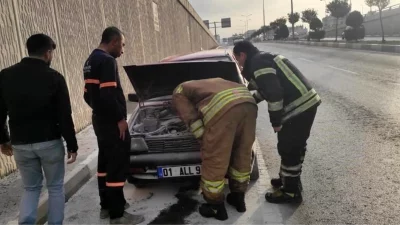 Hatay'ın İskenderun ilçesinde seyir halindeyken motor kısmı alev alan otomobilde