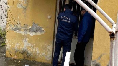 Hatay’ın İskenderun İlçesi’nde yaşayan bir yaşlı kadın, evinde asma kilidin