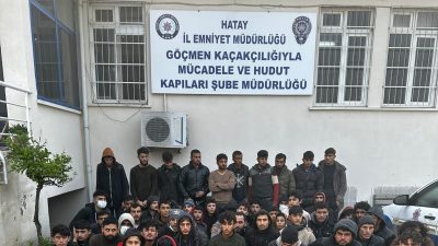 Hatay’da 53 kaçak göçmen yakalandı.Hatay’da polis ekiplerinin çalışmaları sonucu bir
