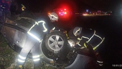 Arsuz-İskenderun yolundaki kazada önündeki minibüse çarpan otomobil ilginç şekilde sahile