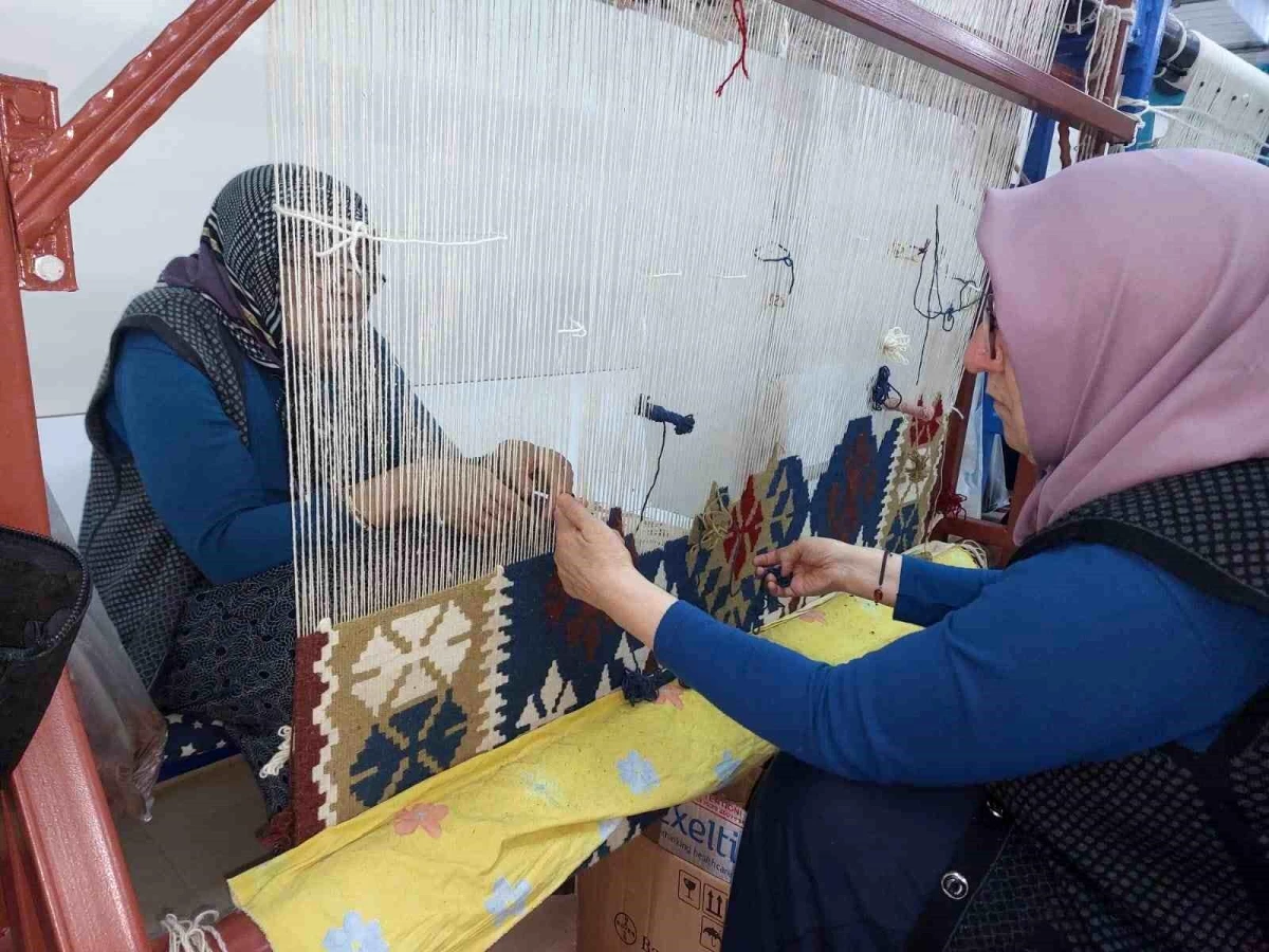 Depremzede kadınların kilim hüneri