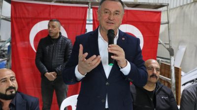 Hatay Büyükşehir Belediye Başkanı Doç. Dr. Lütfü Savaş, Antakya’da gençlerle