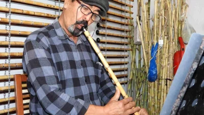 Hatay’ın Samandağ ilçesinde yetişen kamışlar, işlenerek ney enstrümanına dönüşüyor. Neyler,