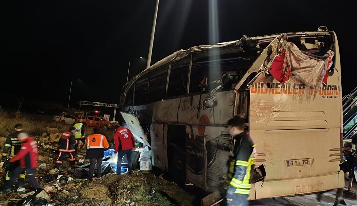 Mersin’in Aydıncık ilçesinde, şehirler arası yolcu otobüsünün devrilmesi sonucu 9