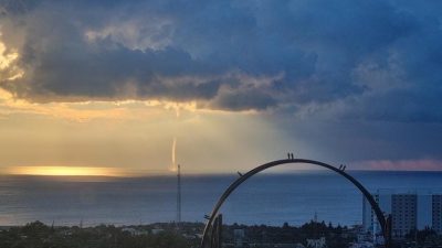 Vatandaşlar, doğanın gücü karşısında şaşkınlık ve endişe içinde izlediği olayı