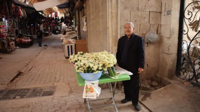 Antakya’nın tarihî köprübaşında, geçmişin tatlı hatıralarını canlandıran nergis kokuları tekrar