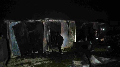 Hatay’ın Defne ilçesinde şantiyede çıkan yangında işçilerin kaldığı 15 konteyner kullanılamaz hale