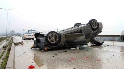 Hatay’ın Defne ilçesinde meydana gelen kazada, otomobil takla atarak ters