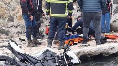 Hatay’ın Samandağ ilçesinde sabah saatlerinde uçuruma yuvarlanan motosikletin sürücüsü hayatını