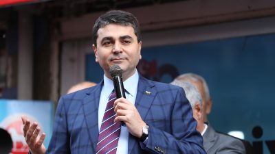 Uysal, Hatay’ın Dörtyol ilçesinde partisinin Numuneevler Mahallesi’ndeki Seçim İletişim Merkezinin