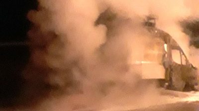 Hatay’ın Kumlu ilçesinde park halindeki bir minibüste çıkan yangın, itfaiye