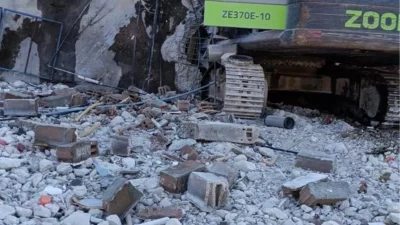 Hatay’ın Samandağ ilçesinde bulunan Kuşalanı Mahallesi’nde ağır hasarlı bir binanın