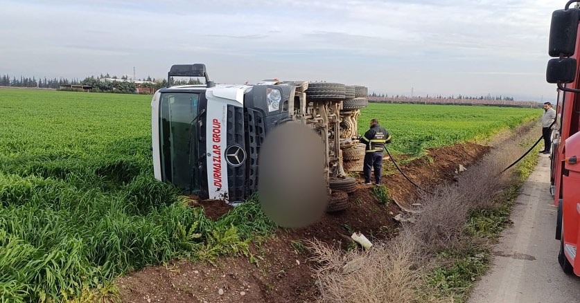 Reyhanlı’da Beton Mikser Devrildi