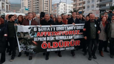 Hatay’ın İskenderun ilçesinde depremde yaşamını yitirenler anıldı. Sessiz yürüyüş gerçekleştiren