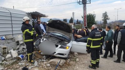 Otomobil enkaza bindirdi,2 kişi araçta sıkışıp mahsur kaldı..