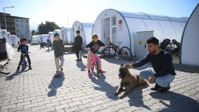 Hatay'ın İskenderun ilçesinde, deprem öncesi havlayarak sahibini uyandıran "Şila" isimli