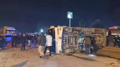 Hatay'ın Dörtyol ilçesinde göreve giden polis ekiplerini taşıyan midibüs devrildi.