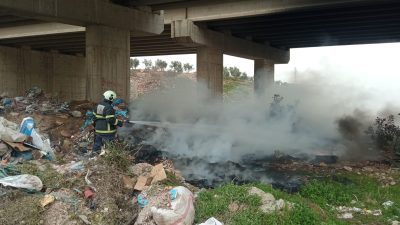 Hatay'ın Hassa ilçesinde, âtıl durumda olan araç lastiklerinin yanmasıyla başlayan
