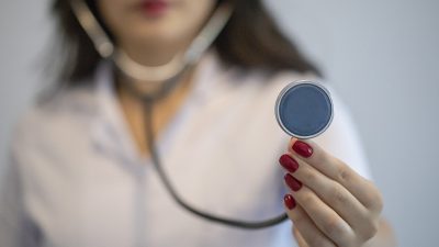 Sağlık çalışanları ile sağlık kuruluşlarının işlemlerini kolaylaştırmak, tek çatı altında