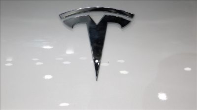Elektrikli otomobil üreticisi Tesla’nın bazı araçlarında ikaz ışıklarındaki yazı boyutunun
