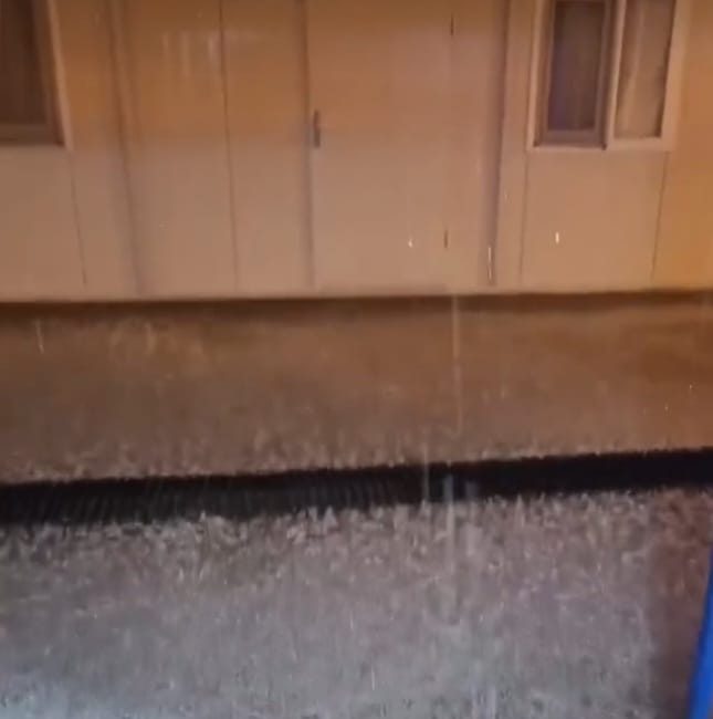 Hatay’da kısa süreli etkili olan dolu yağışı çevreyi beyaza bürüdü.