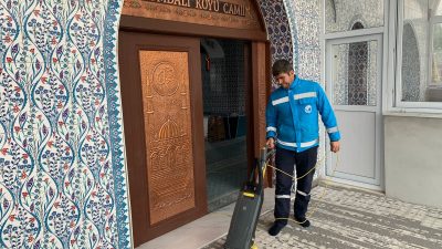 Antakya Belediyesi, cami ve ibadethane temizlik ekipleri aracılığıyla, vatandaşların ibadetlerini