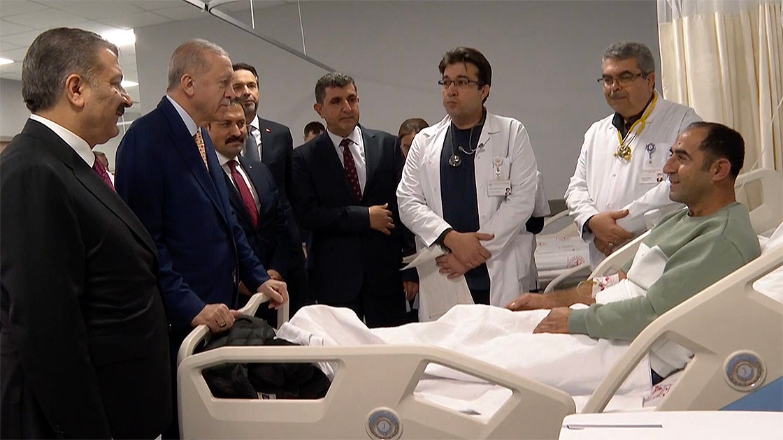 Cumhurbaşkanı Erdoğan tedavi gören hastaları ziyaret etti