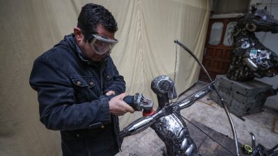 Reyhanlı’nın Yeni Mahalle’sinde yaşayan 53 yaşındaki metal heykel sanatçısı ve