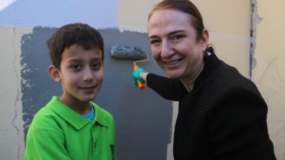 Hatay’ın Defne ilçesindeki deprem bölgesinde, Marshall tarafından desteklenen “Renklendir Hayatı”