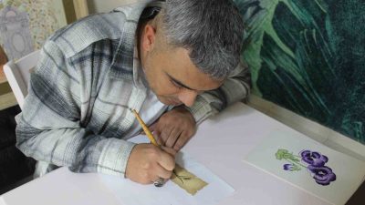 Hatay’da yaşayan Halil Uyan, hobi olarak başladığı tezhip sanatını yoğun