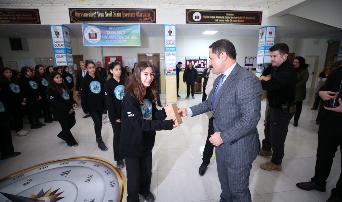 Hatay Valisi Mustafa Masatlı, ortaokul öğrencilerinden oluşan “Yeniden Doğuş Korosu”