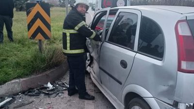 Dörtyol İlçesi Çaylı Mahallesinde meydana gelen trafik kazasında, iki otomobil