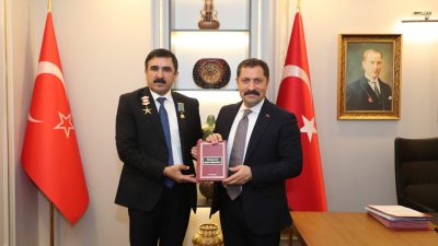 Azerbaycan ve Türk Dünyası’nın yakından tanıdığı Bayrak Nişanı’yla ödüllendirilen milli