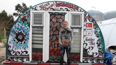 Depremin vurduğu Hatay'da yaşayan Erdoğan Akın, kentte bulunan konteynerleri boyayarak