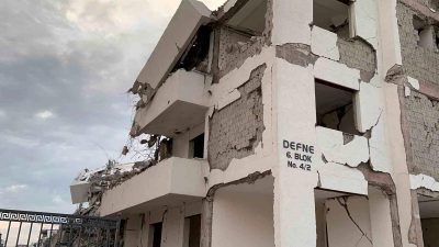 Hatay’ın İskenderun ilçesinde 13 katlı bina iş makinasının darbesiyle yerle